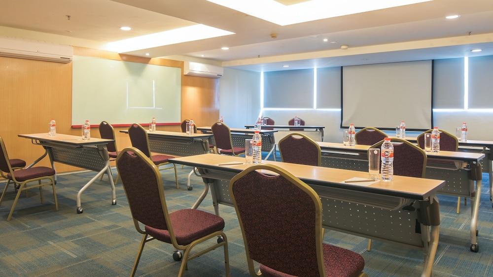1O1 Urban Jakarta Kelapa Gading Exterior photo