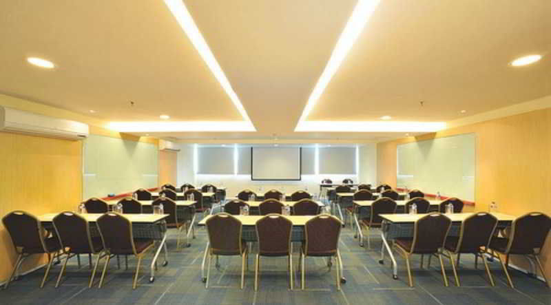 1O1 Urban Jakarta Kelapa Gading Exterior photo